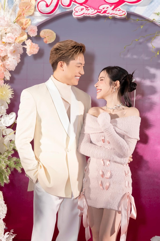 Anh Tú và LyLy trên sân khấu