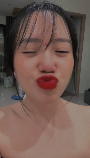 Nữ streamer khoe biểu cảm nhí nhảnh và tự tin khi bắt trend