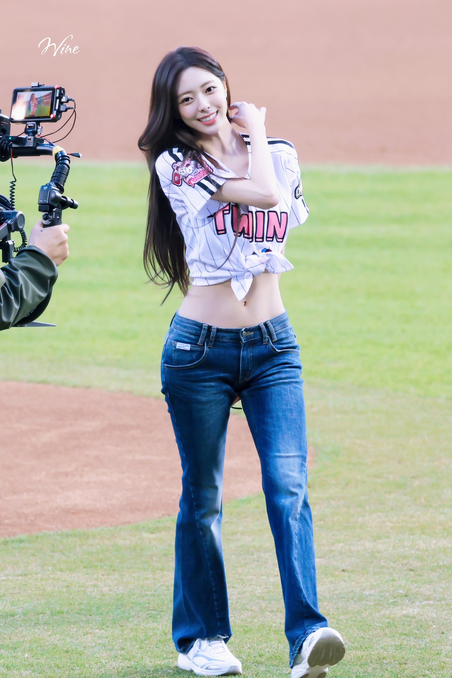 Mỹ nhân 2003 gây bão tại sân bóng chày, nhan sắc nữ thần chấp cả cam thường- Ảnh 1.