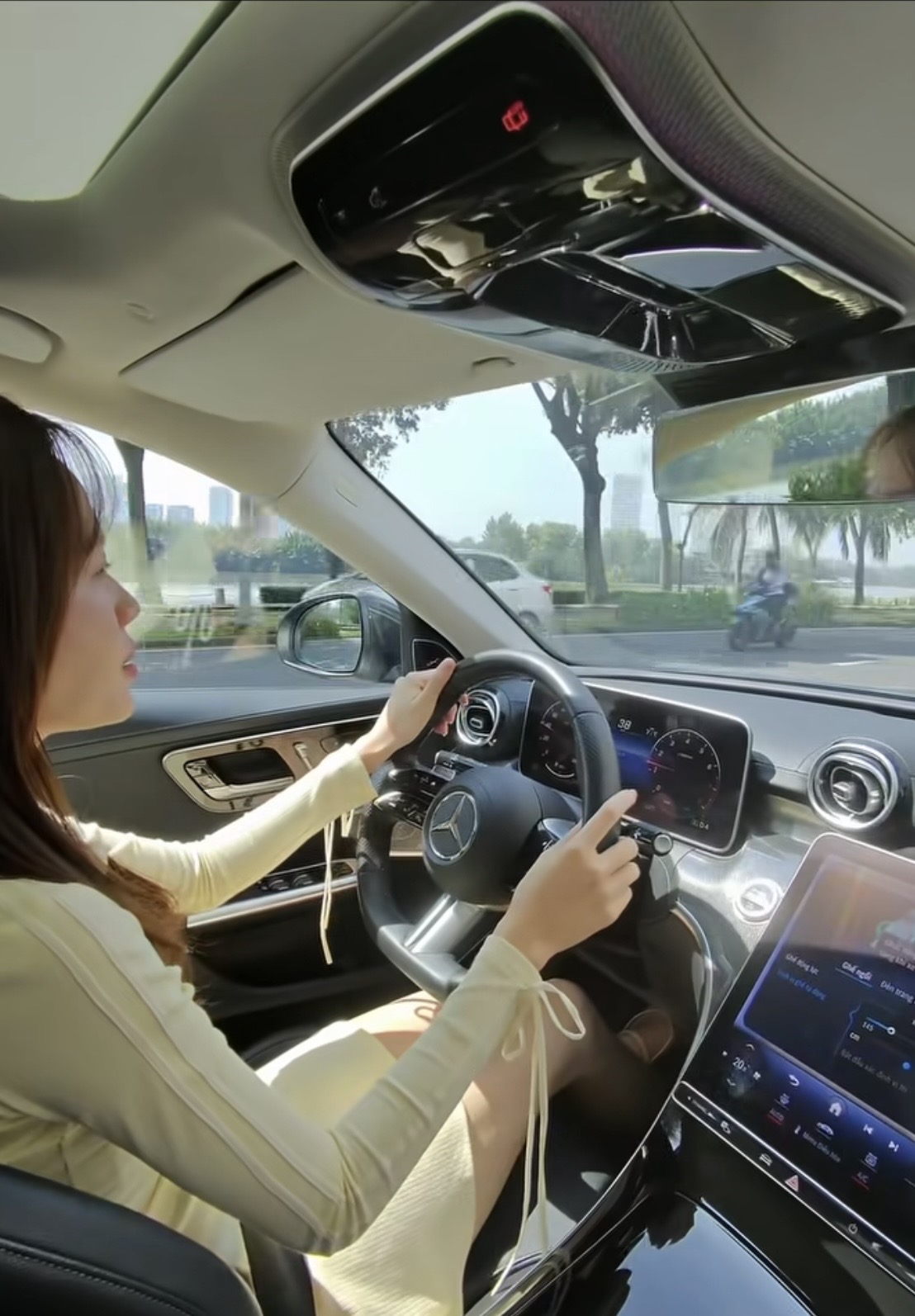 Streamer khoe xe mới trị giá 2,4 tỷ