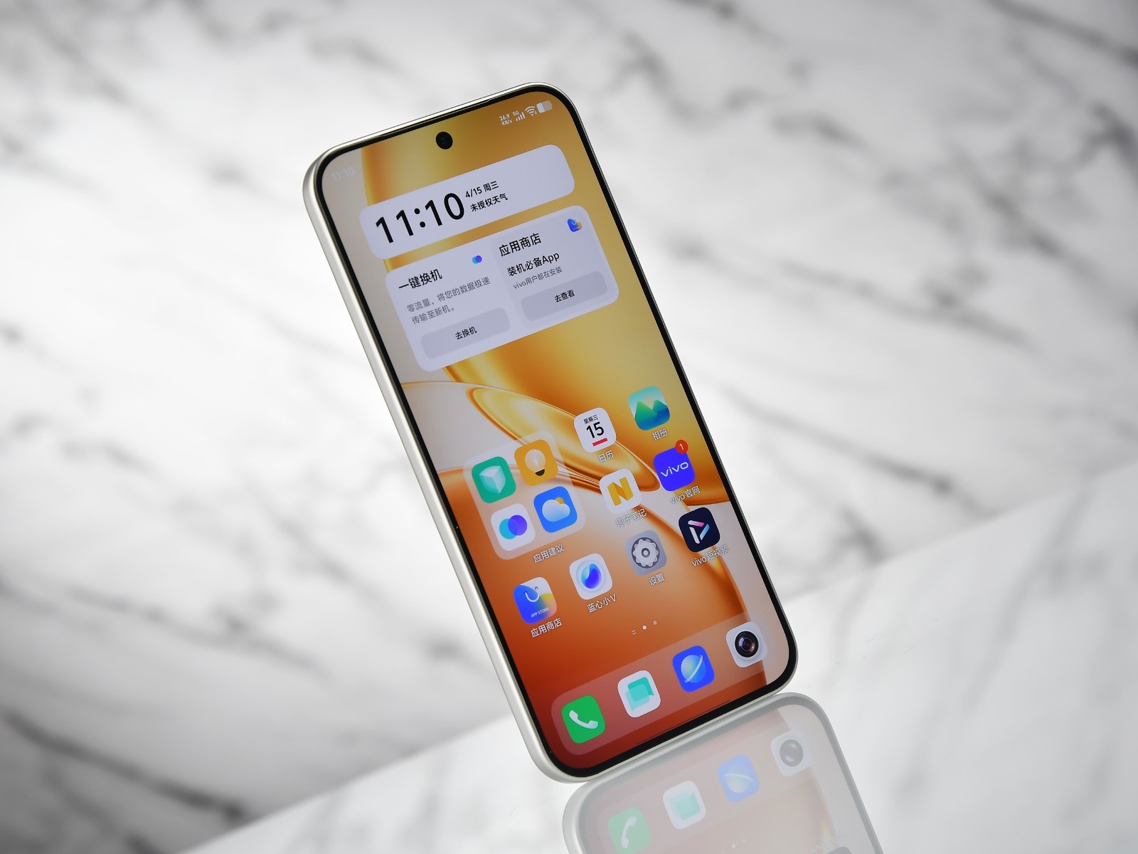 Smartphone đặt nghiêng trên bàn phẳng