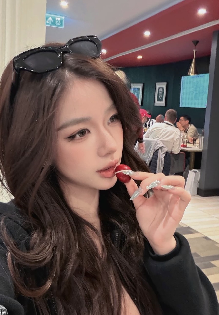 Visual tự nhiên và nổi bật trên phố của hot girl