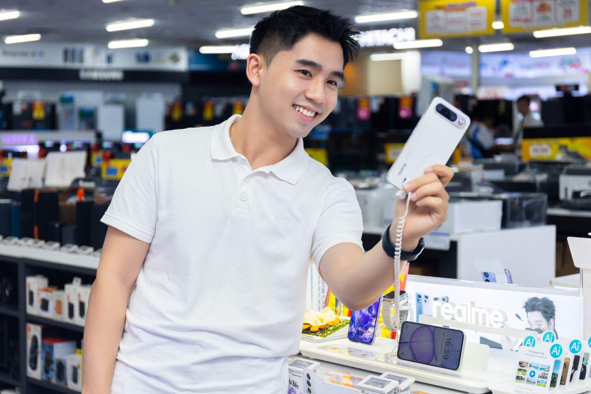 Khách hàng trải nghiệm smartphone pin khủng