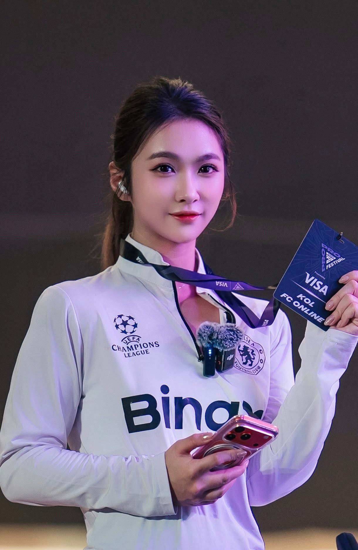 Hotgirl bóng đá vừa tung ảnh xuống nước