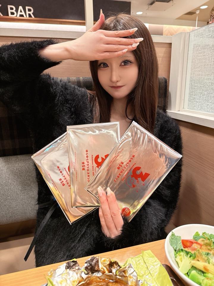 Khoảnh khắc vui sướng của hot girl xinh đẹp, khi được tận tay sở hữu bộ bài Pokémon mới toanh, nói lên nỗi lòng của anh em game thủ- Ảnh 7. Nyarumaa gây ấn tượng nhờ đam mê và ngoại hình