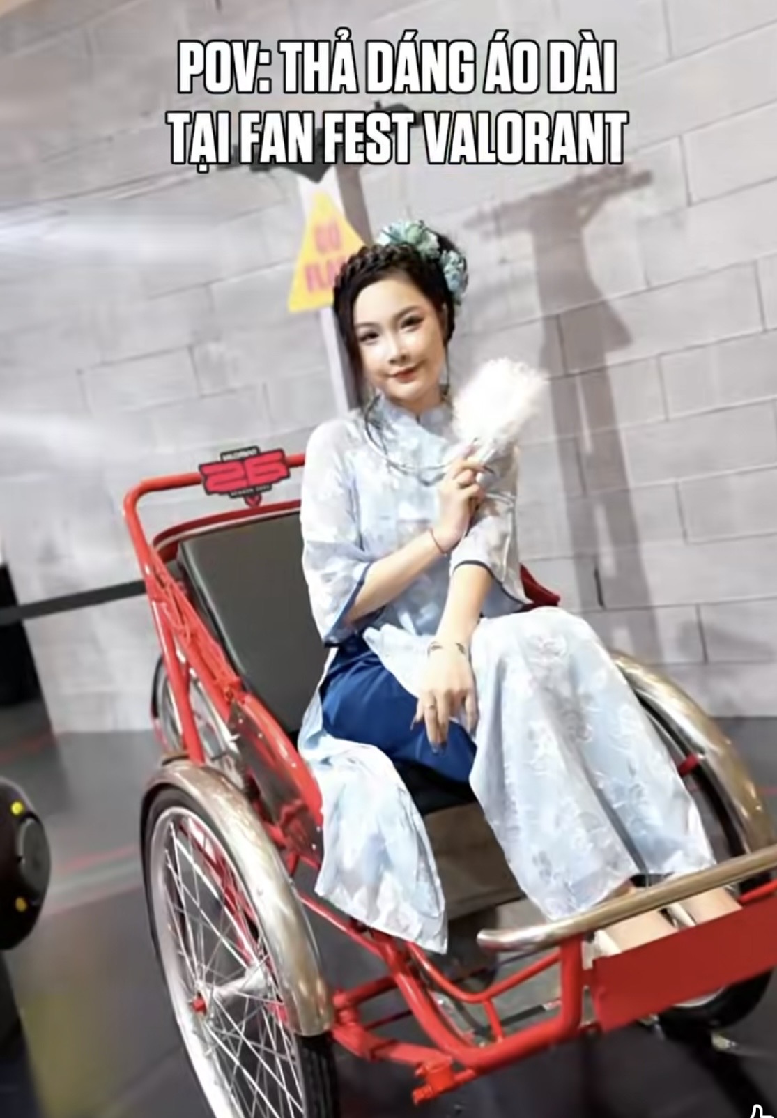 Nữ MC Nana trong tà áo dài tại Fan Fest VALORANT