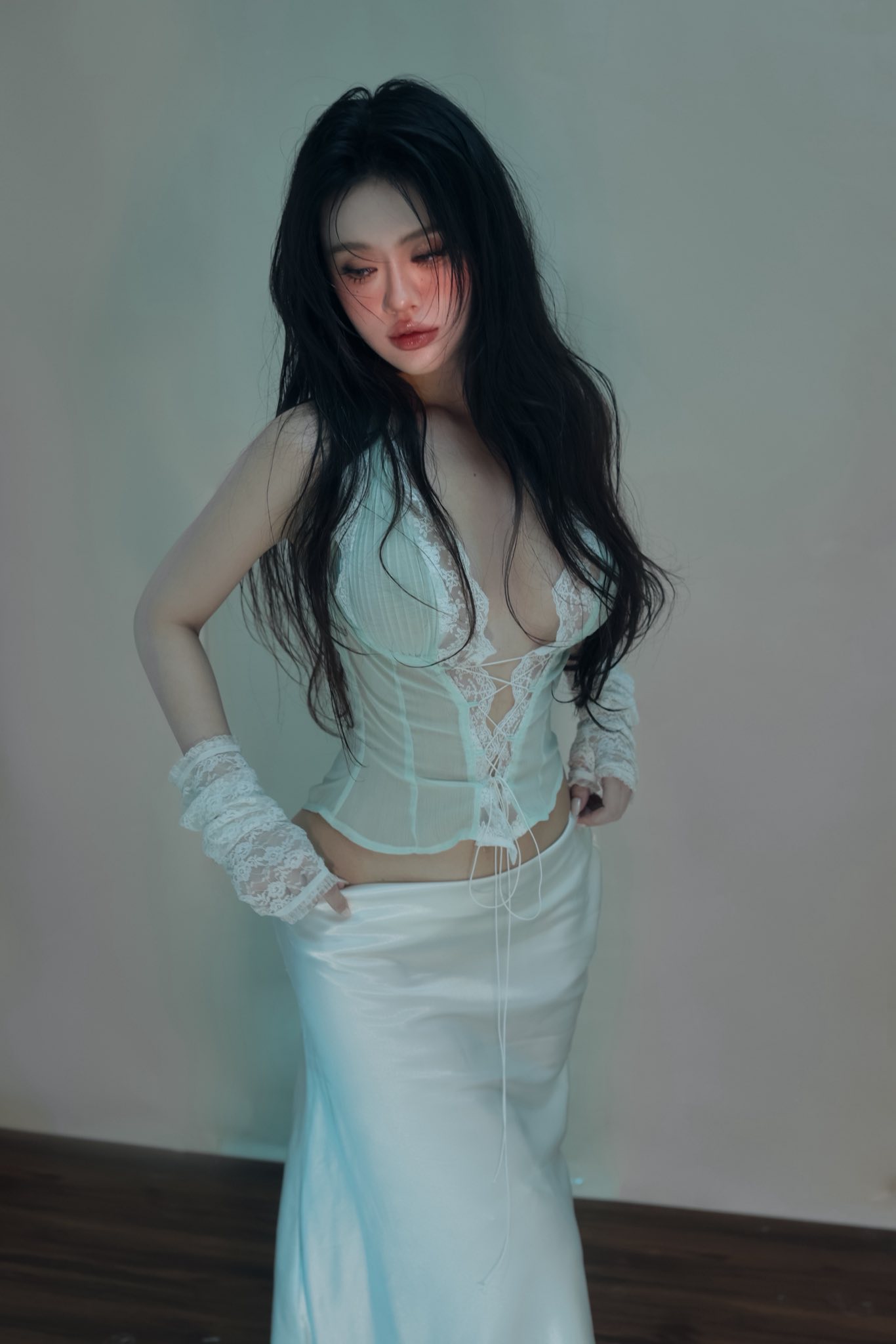 Hot girl trong bộ áo trắng tinh tế