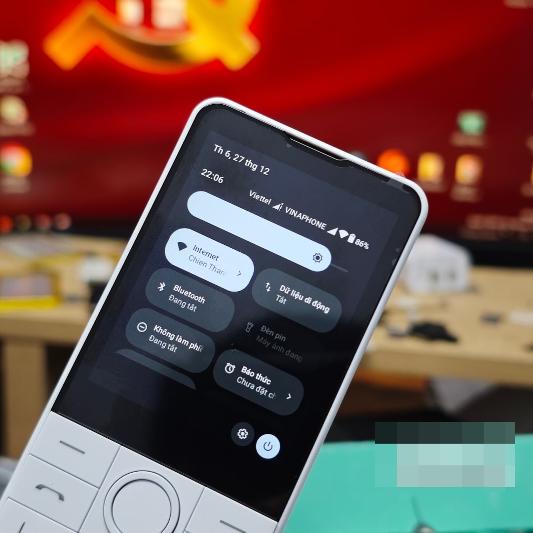 Điện thoại R17 Plus Max có kích thước nhỏ gọn