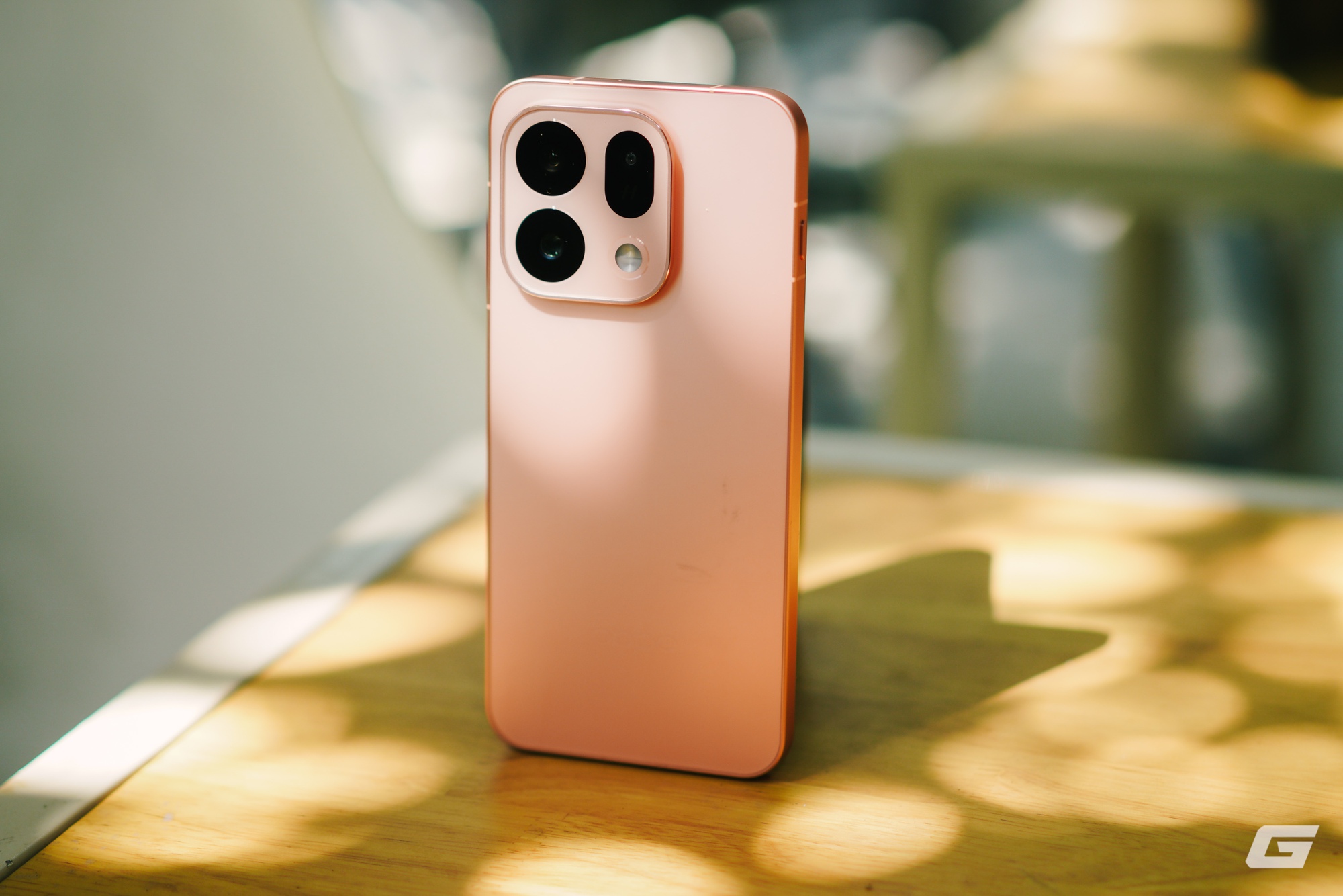 Mặt lưng OPPO Find X9s với thiết kế màu cam chuyển sắc