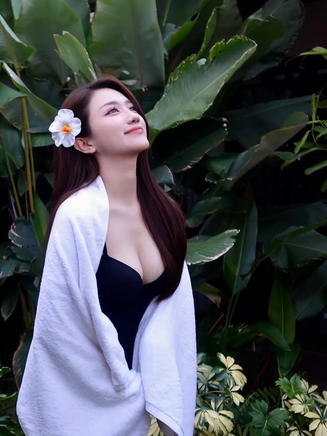 Hình ảnh mới nhất của MC Linh Nắng được cư dân mạng chú ý