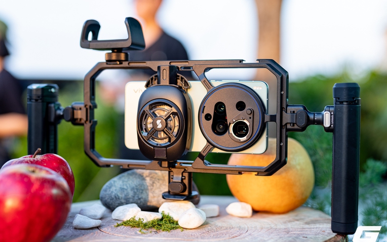 Vivo X300 Ultra với cụm camera lớn nổi bật