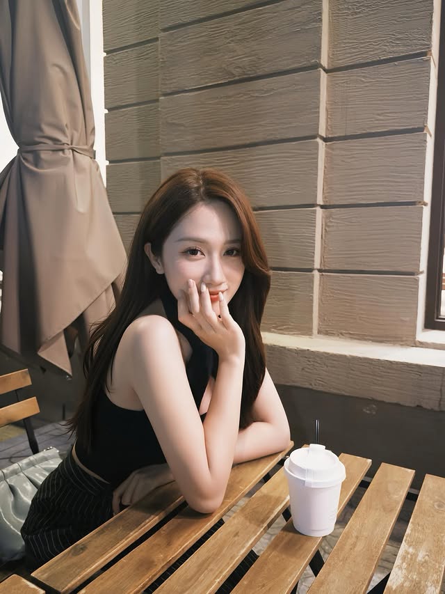 Linh Nắng diện váy đỏ ôm sát