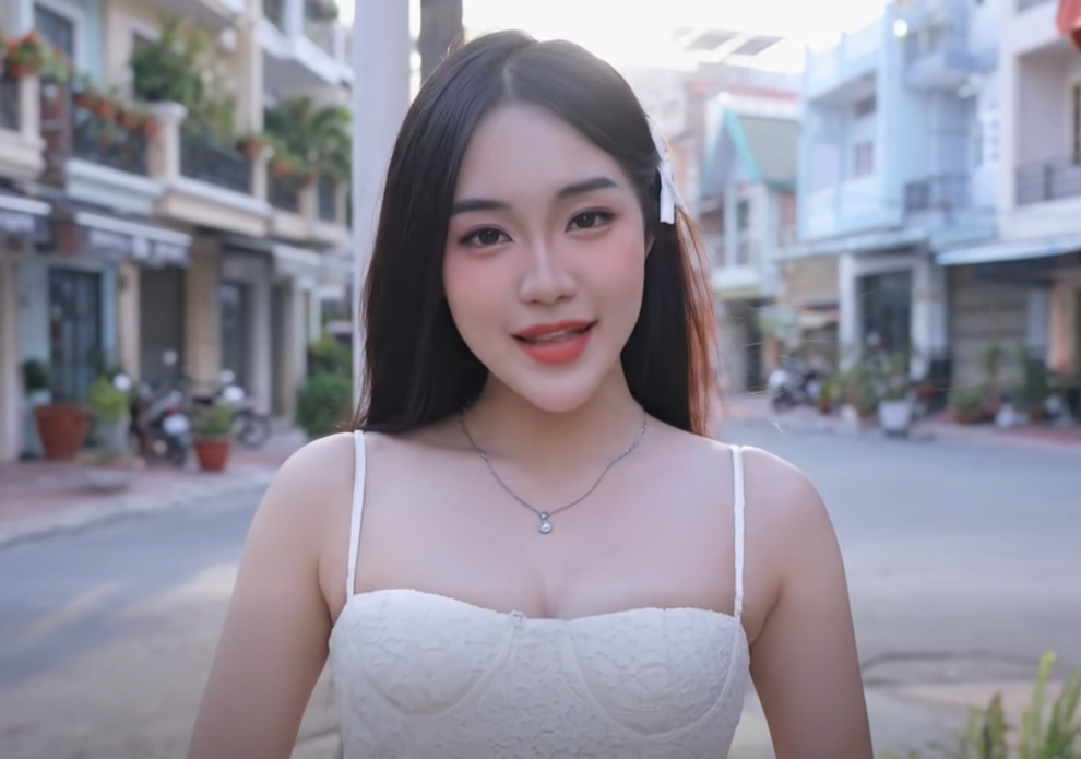 Hình ảnh hot girl ảo trong video quảng cáo
