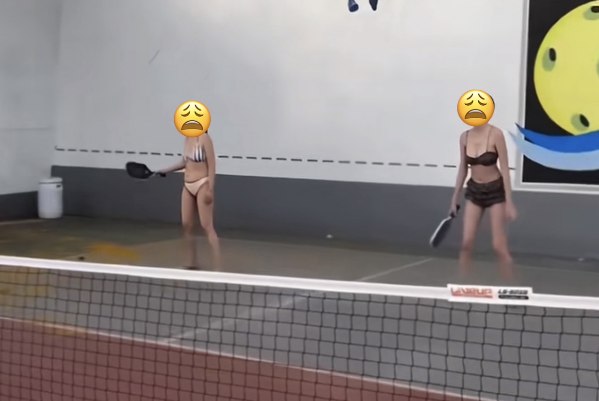 Hai cô gái mặc bikini chơi pickleball