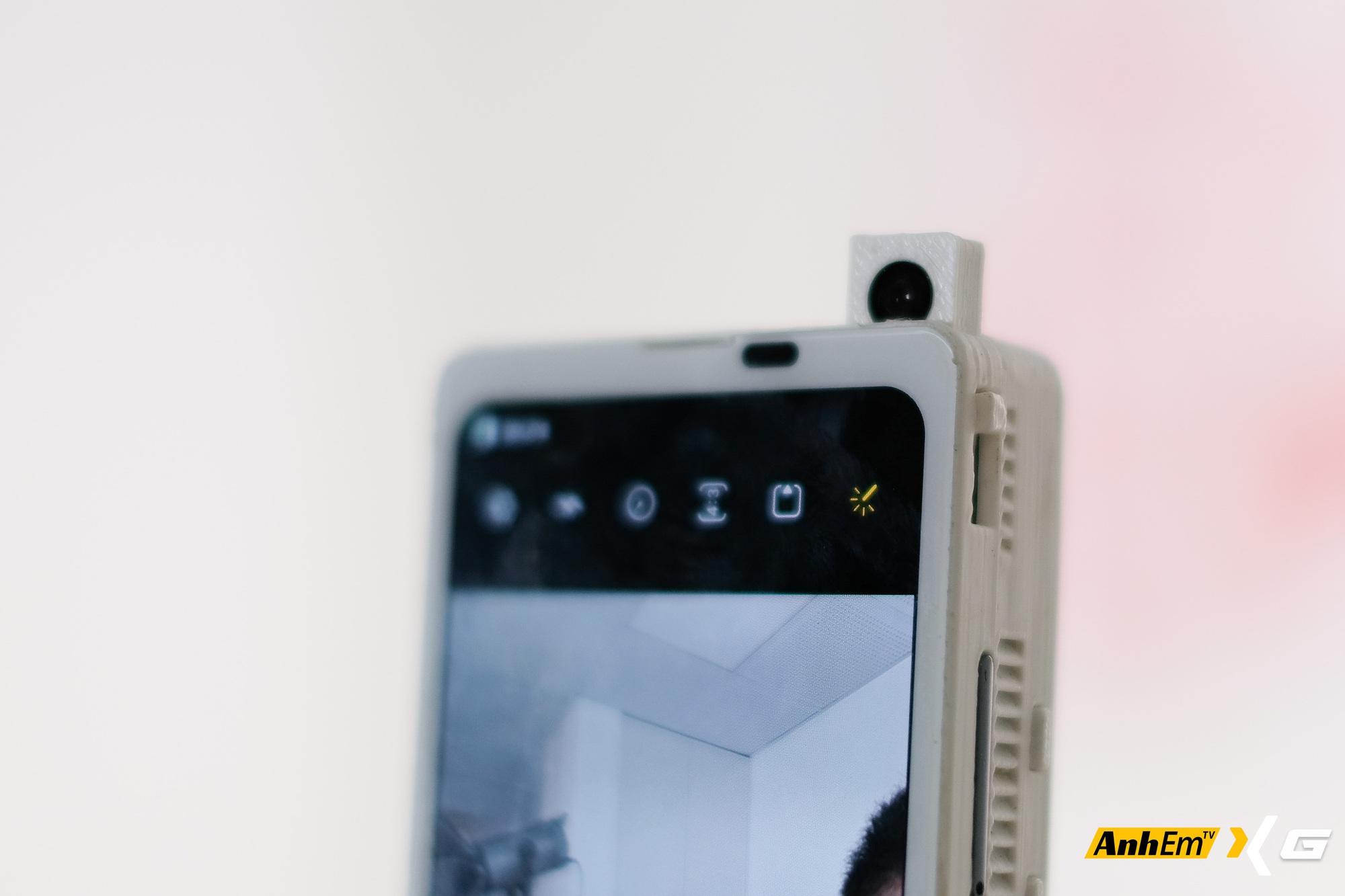 Góc cạnh kính bảo vệ trên Galaxy Z Fold mini