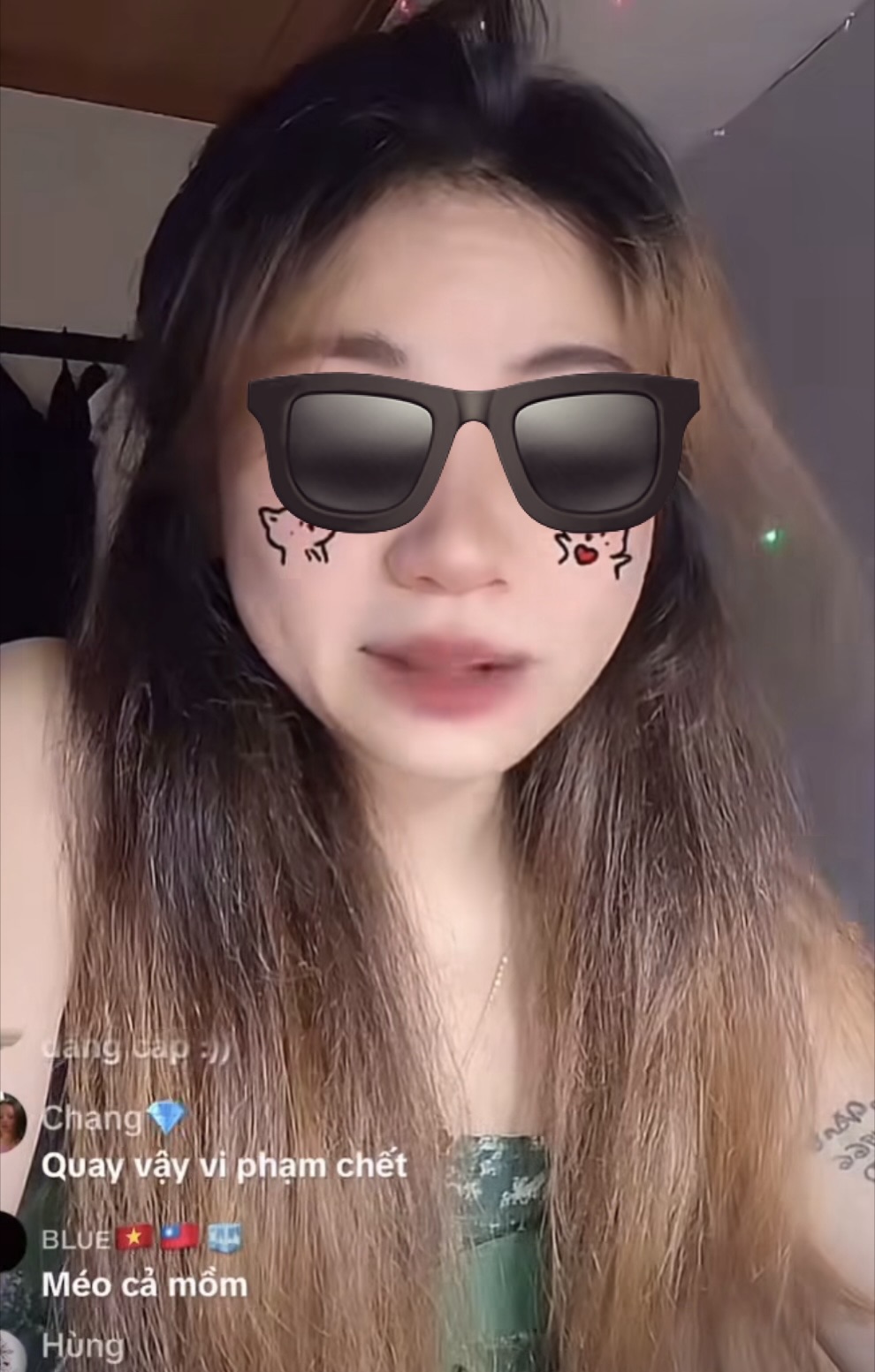 Cô gái sử dụng chất kích thích trên livestream Livestream sử dụng chất cấm
