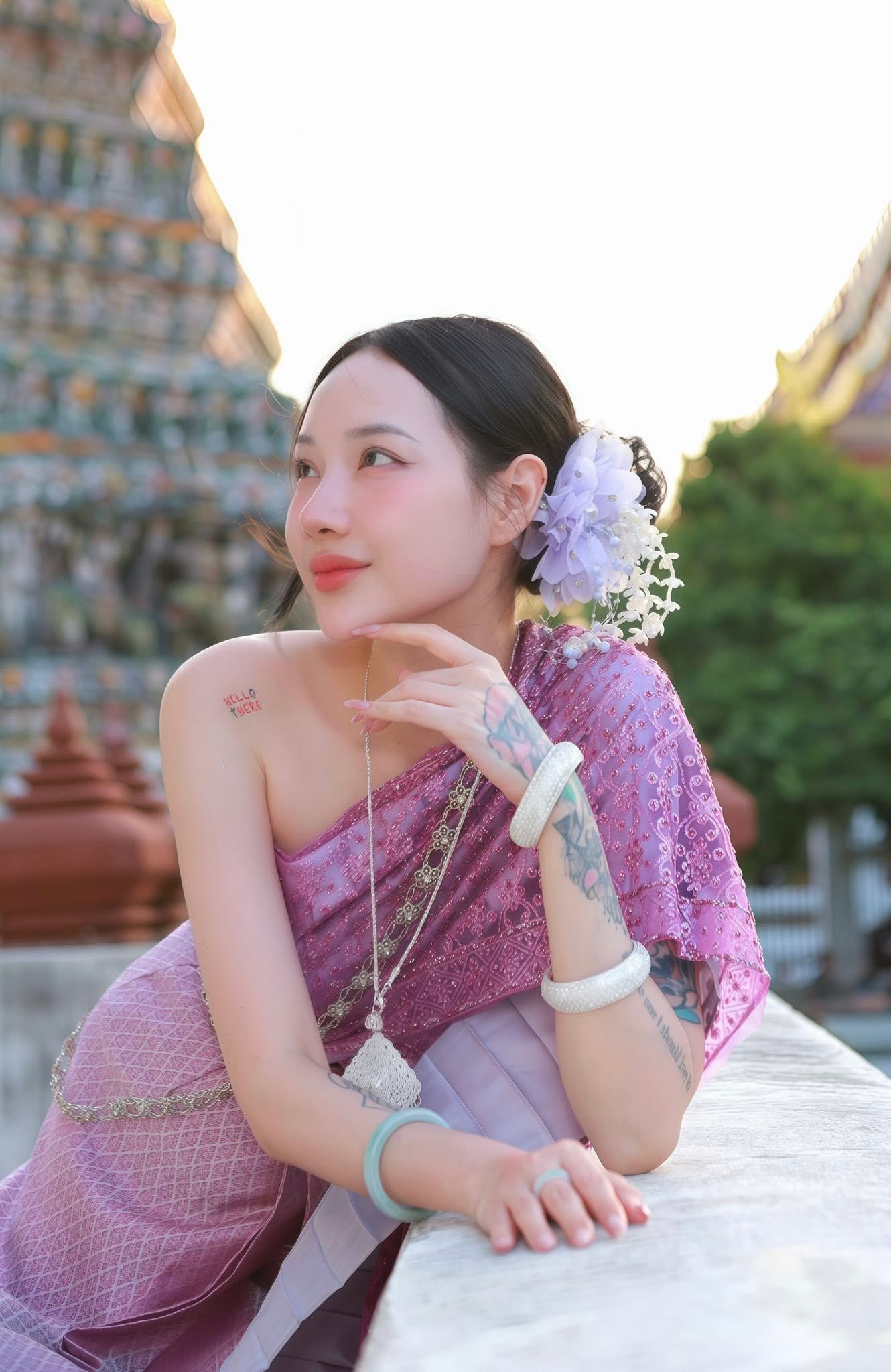 Nữ streamer diện trang phục truyền thống tại Thái Lan