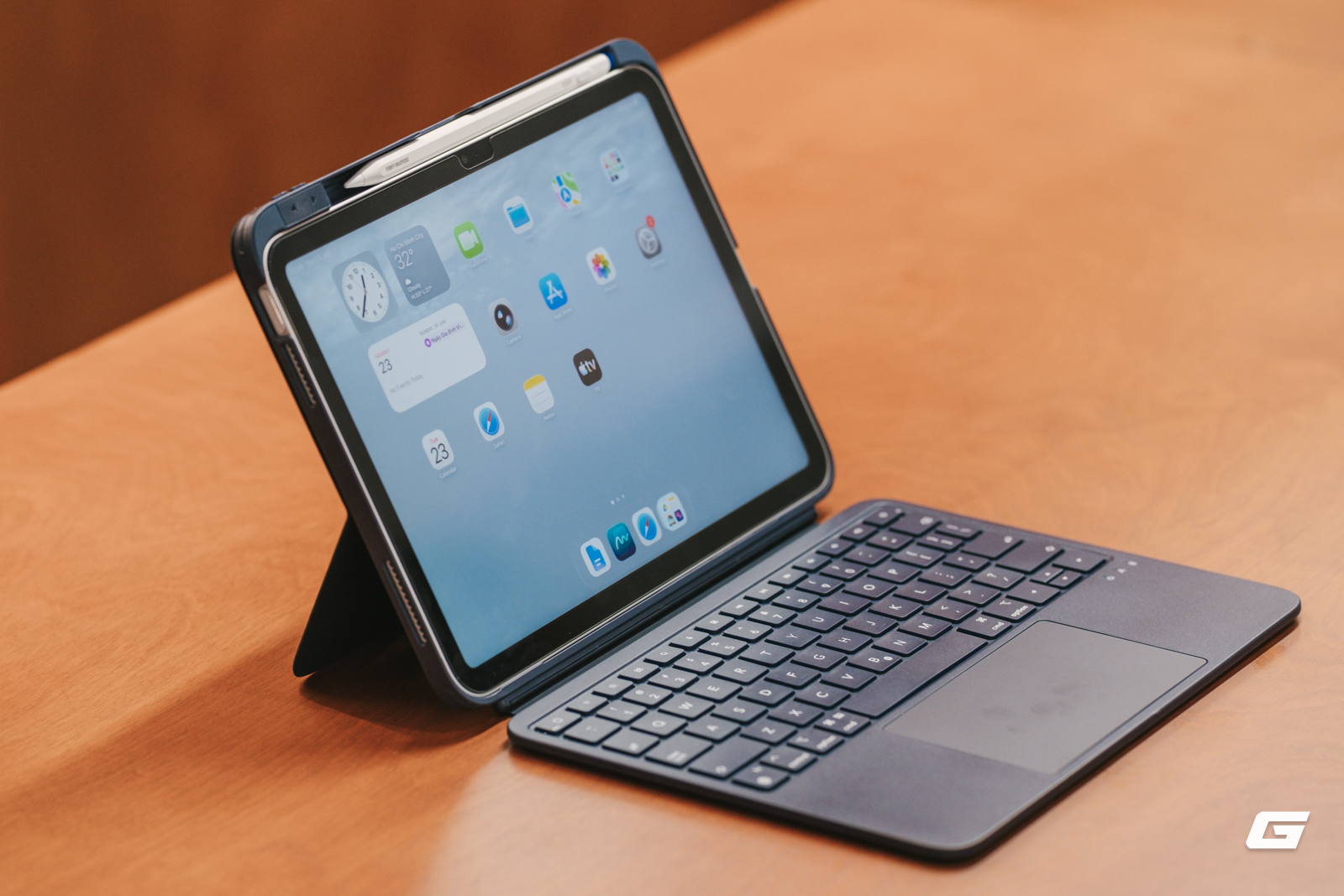 Bàn phím tháo rời cho iPad có pin dùng 2 tháng, giá chỉ hơn 1 triệu đồng - Ảnh 1. Bàn phím tháo rời cho iPad với case TPU và bàn phím nam châm
