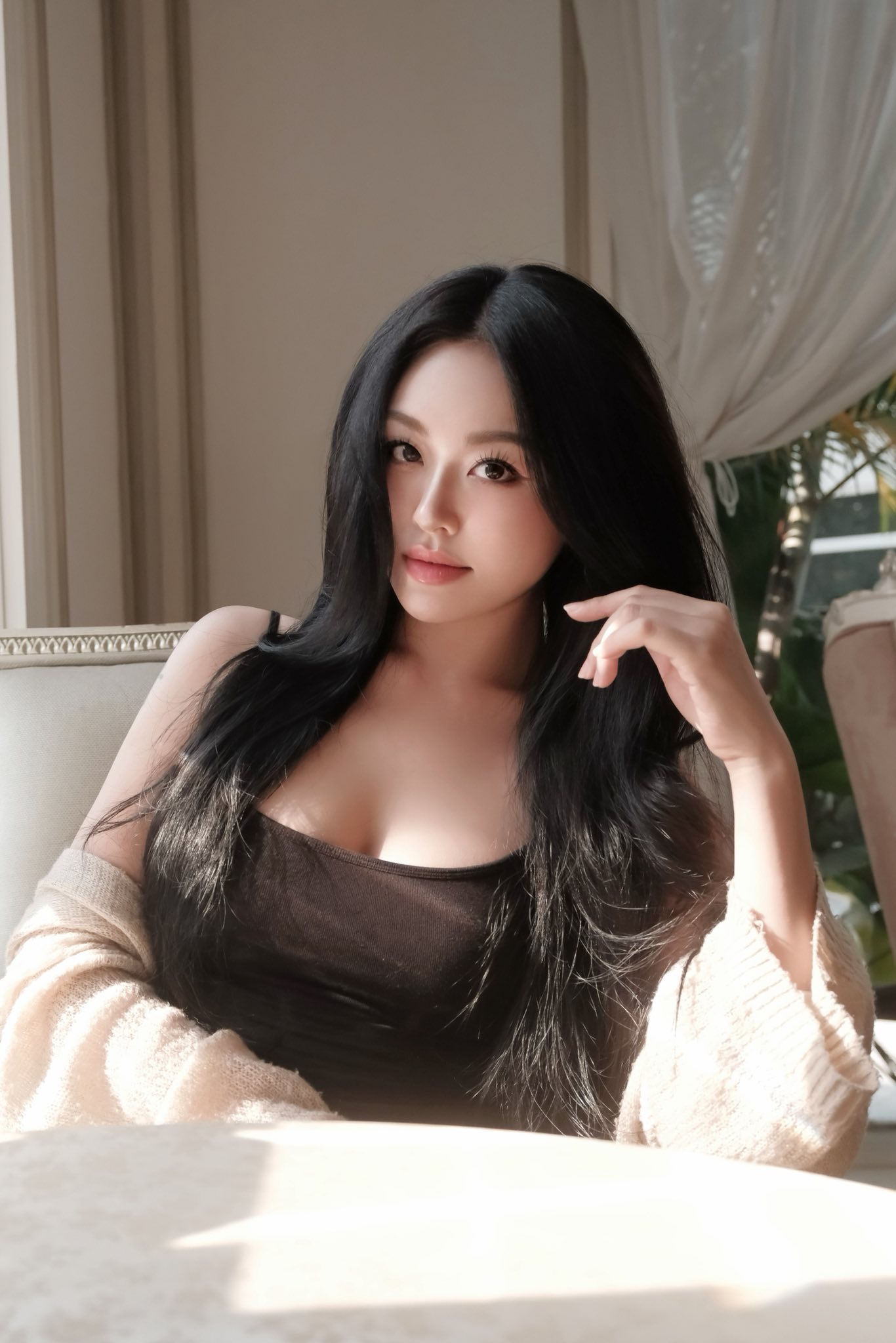 Vô tình lia cam trong xe hơi, cô nàng Á Khôi lập tức cho ra đời một bộ ảnh siêu phẩm- Ảnh 6. Visual ngày càng trưởng thành của hồ Trương Ngọc Ánh