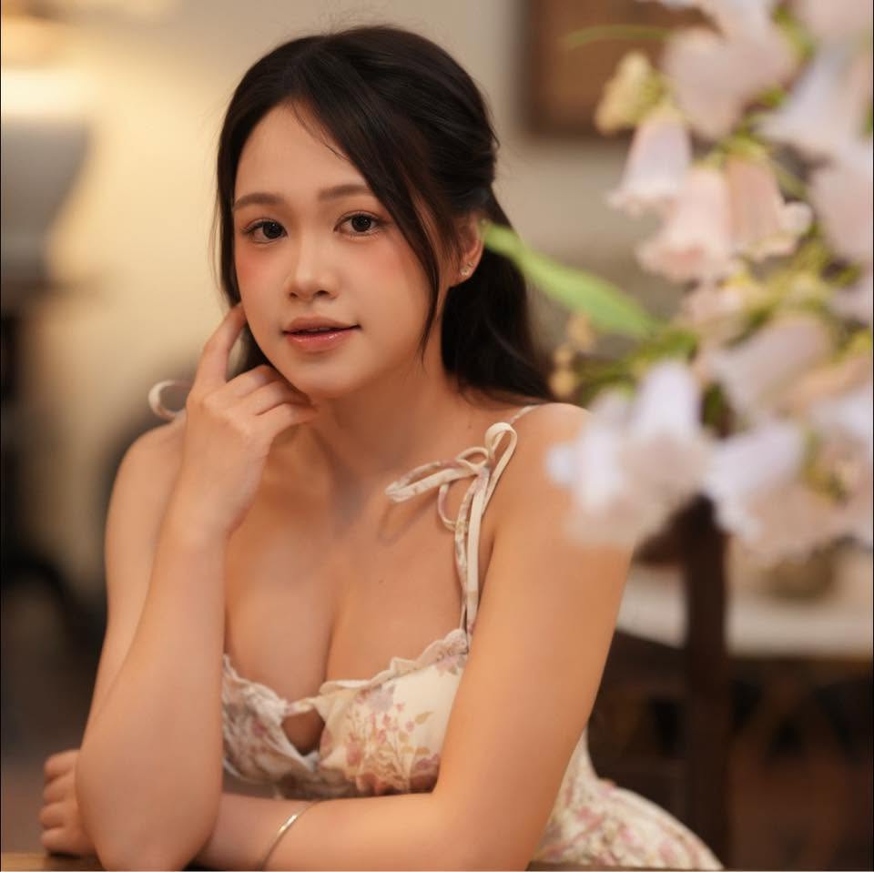 Nguyễn Bảo Hân duy trì sức hút trong mùa World Cup Hot girl Nguyễn Bảo Hân thu hút người xem với phong cách cổ vũ độc đáo