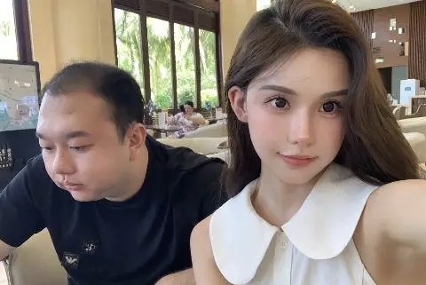 Nữ streamer biểu diễn trên sóng trực tiếp Streamer biểu diễn thu hút người xem