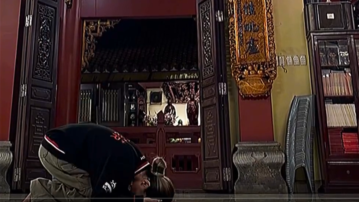 Cô gái thực hiện quỳ lạy cổ vũ T1