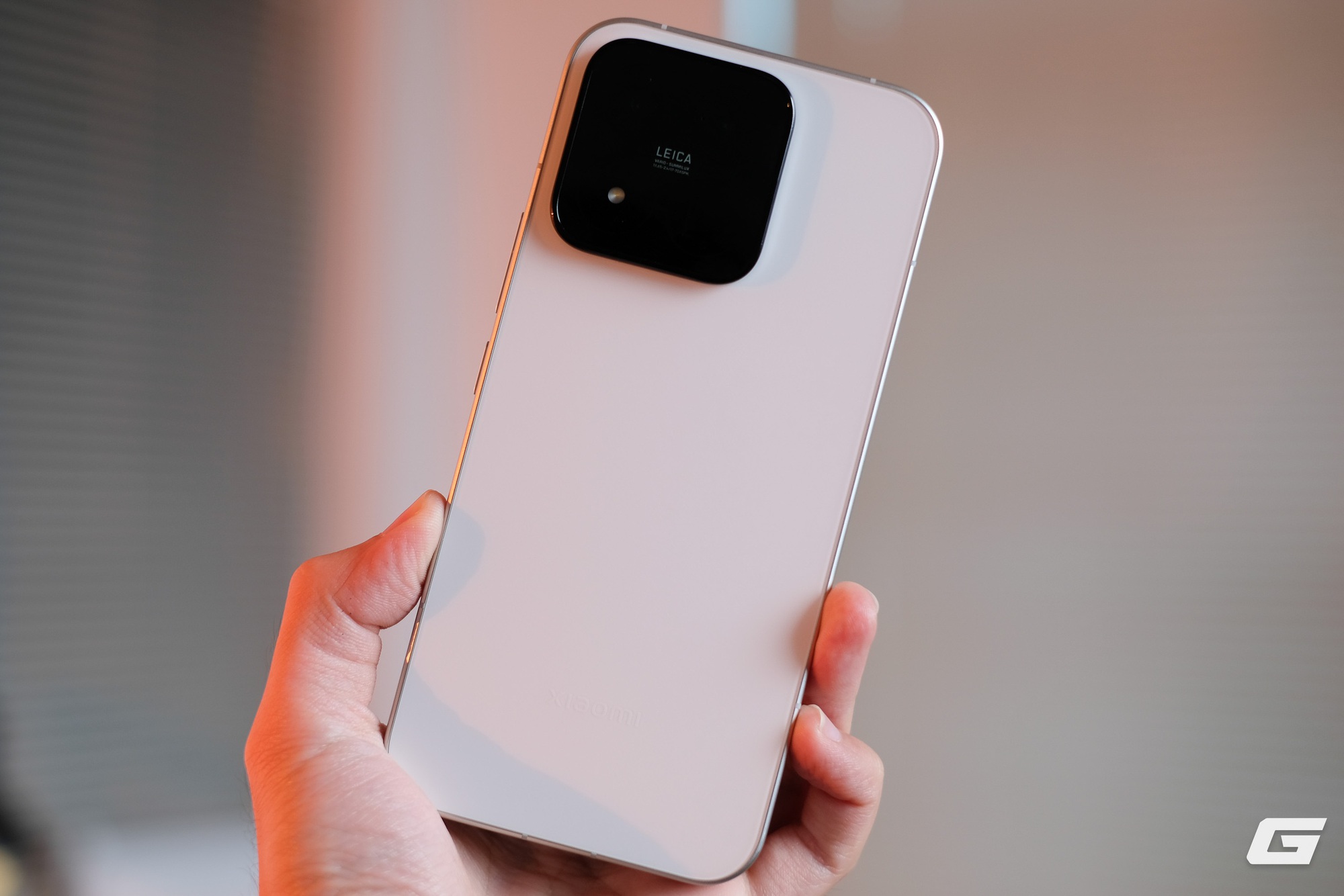 Smartphone màu trắng với mặt lưng kính nhám và cụm camera Leica Thiết kế mặt lưng và cụm camera của smartphone