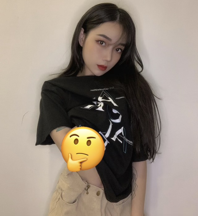 Nữ streamer Cô Chíp với tạo dáng táo bạo gây tranh cãi