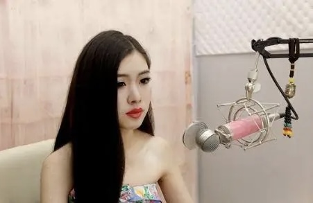 Nữ streamer cùng đại gia trao đổi quà cáp Nữ streamer xinh đẹp nhận quà từ đại gia donate