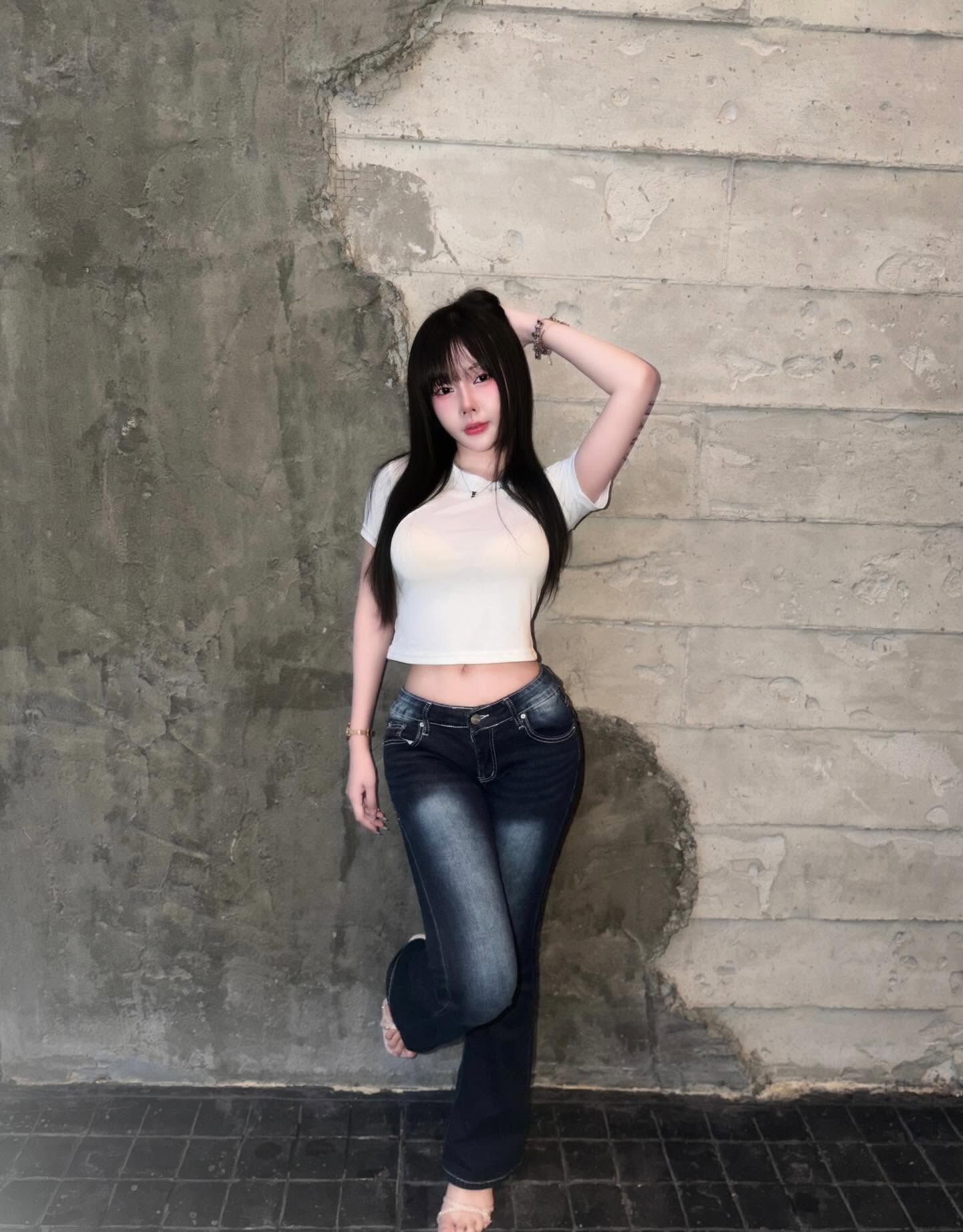 Lemonick56 trong bộ đồ thư ký hiện đại Nữ streamer hóa cô thư ký quyến rũ