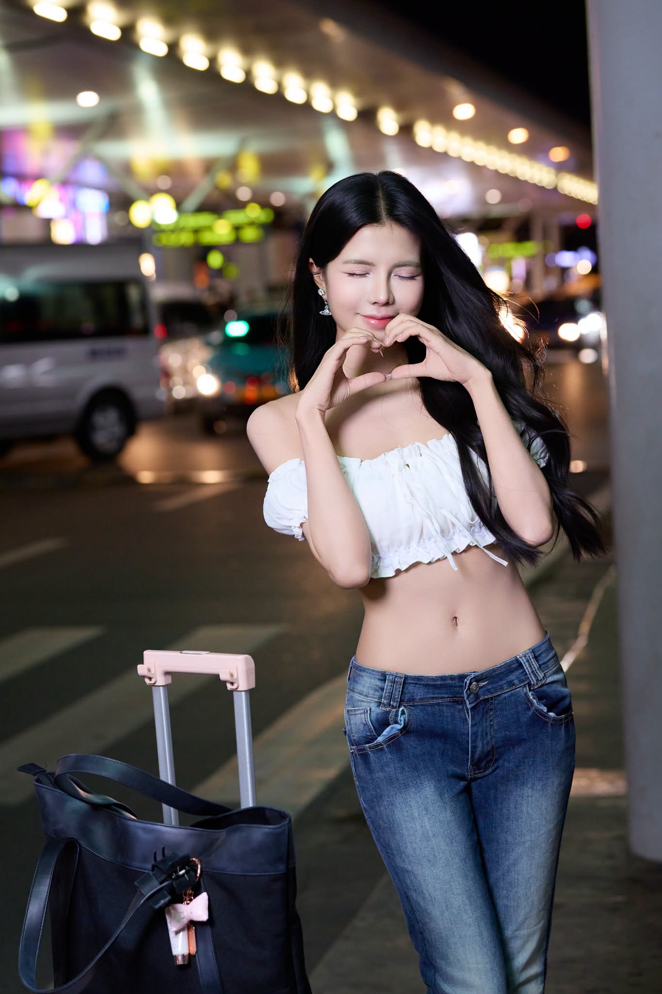 Mai Dora diện croptop trắng và quần jeans