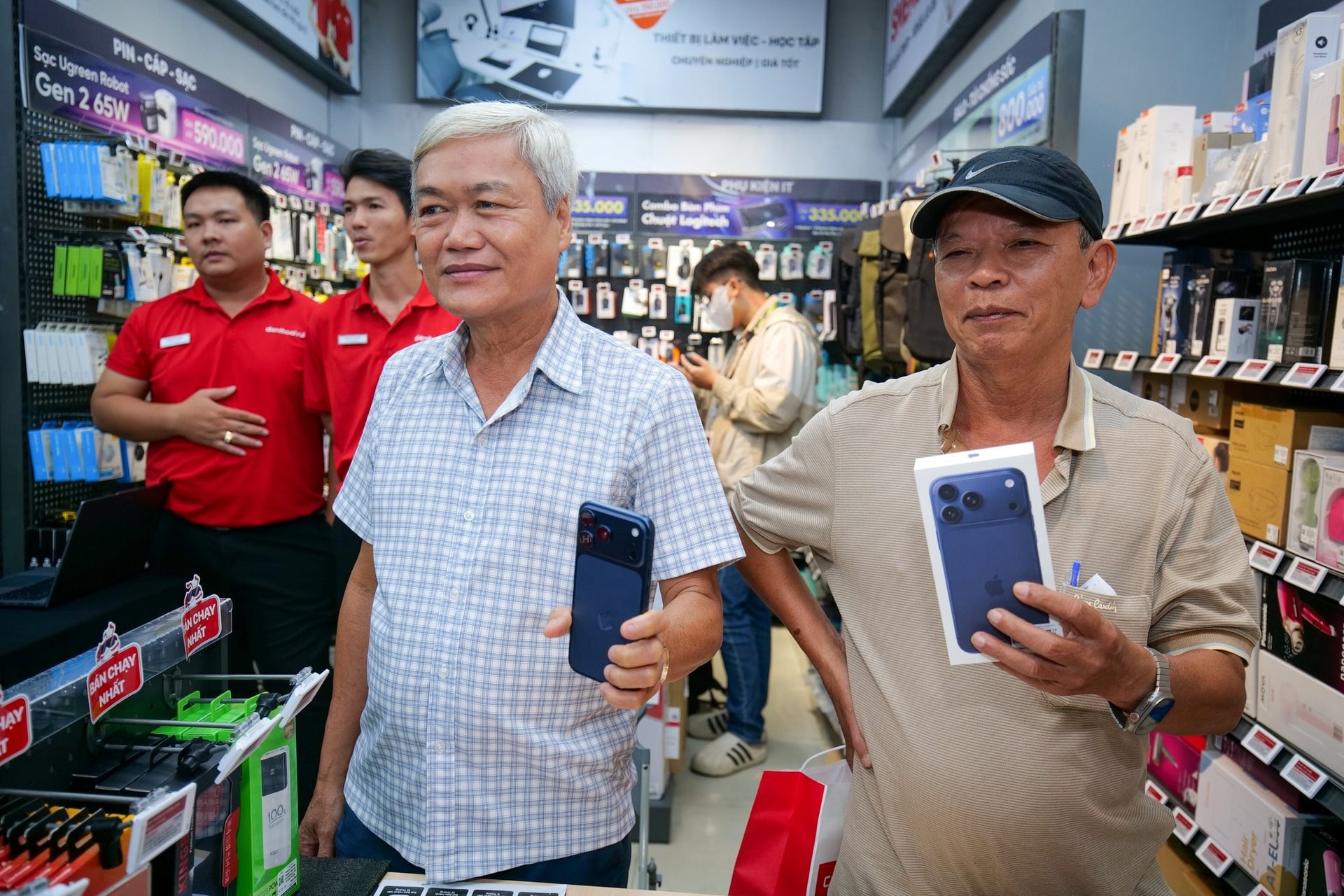 Người dùng chọn smartphone tại Việt Nam