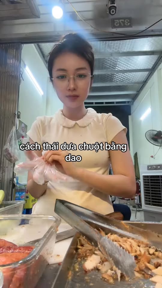 Hot girl bán bánh mì nổi bật với nhan sắc tự nhiên