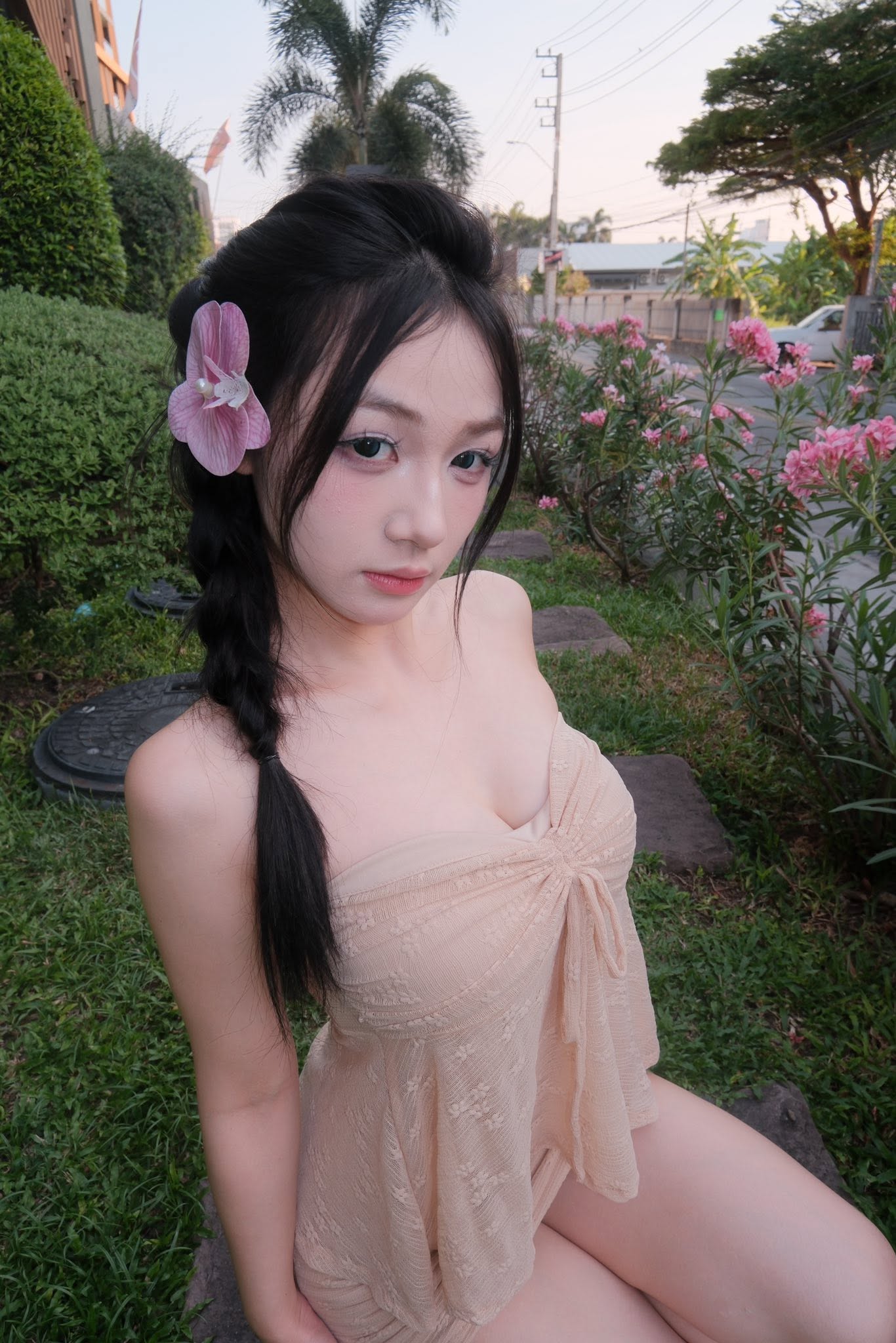 Trần Hà Linh diện váy đỏ lệch vai