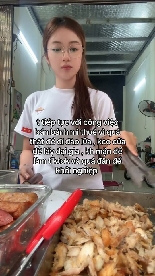 Visual nổi bật của cô gái bán bánh mì