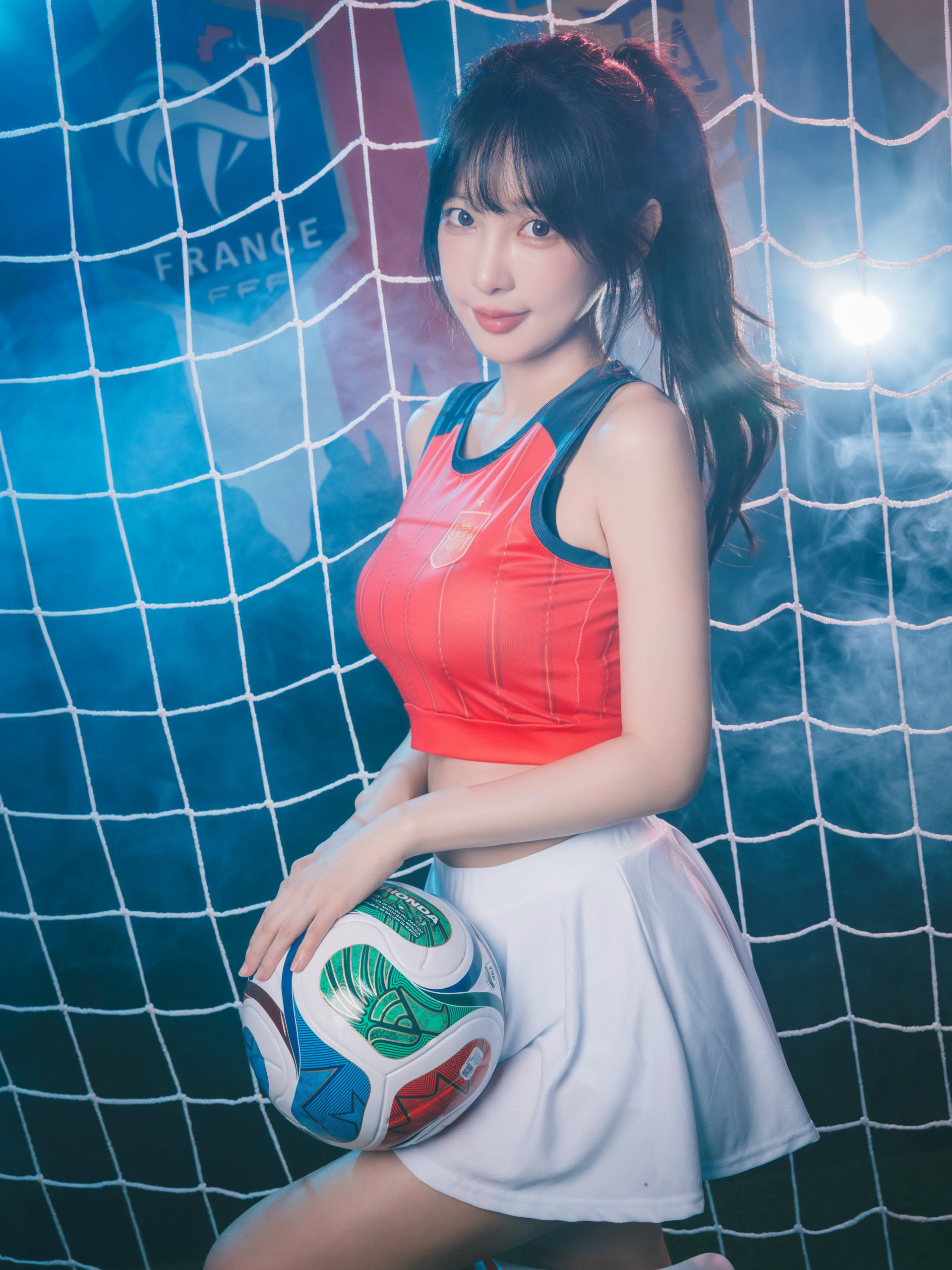 Hot girl mặc áo đội tuyển bóng đá nhiều màu sắc