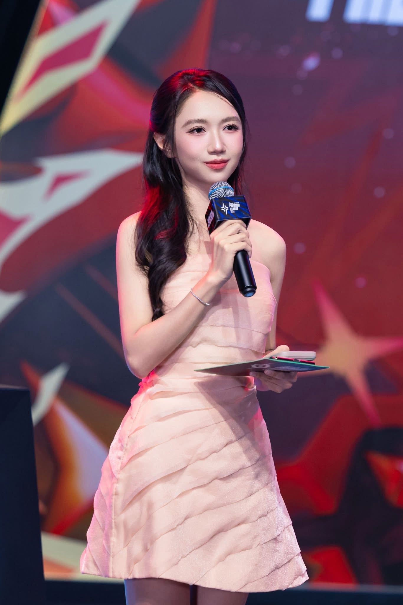 Visual nữ MC Esports bất chấp mệt mỏi