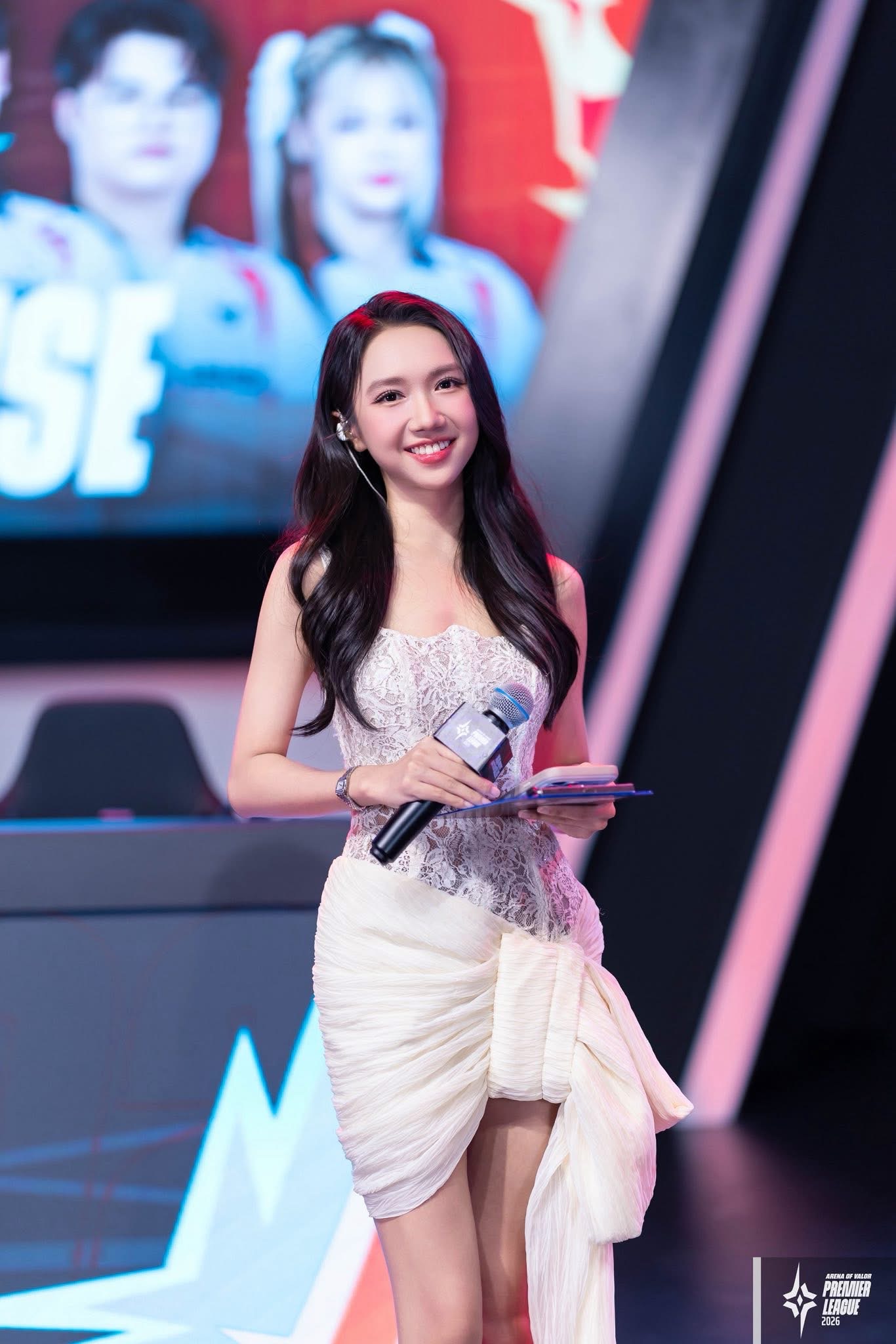 Nữ MC Esports sau giờ làm việc