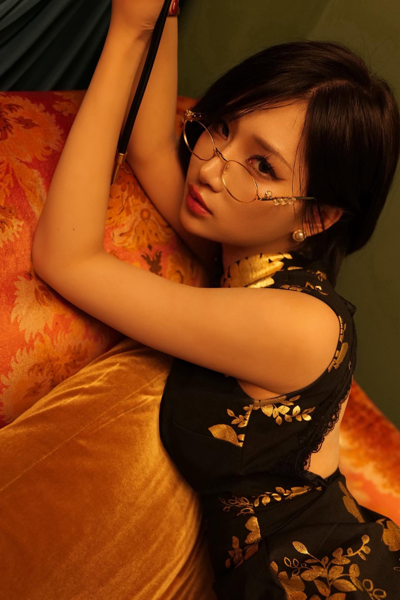 Nữ coser diện áo dài truyền thống