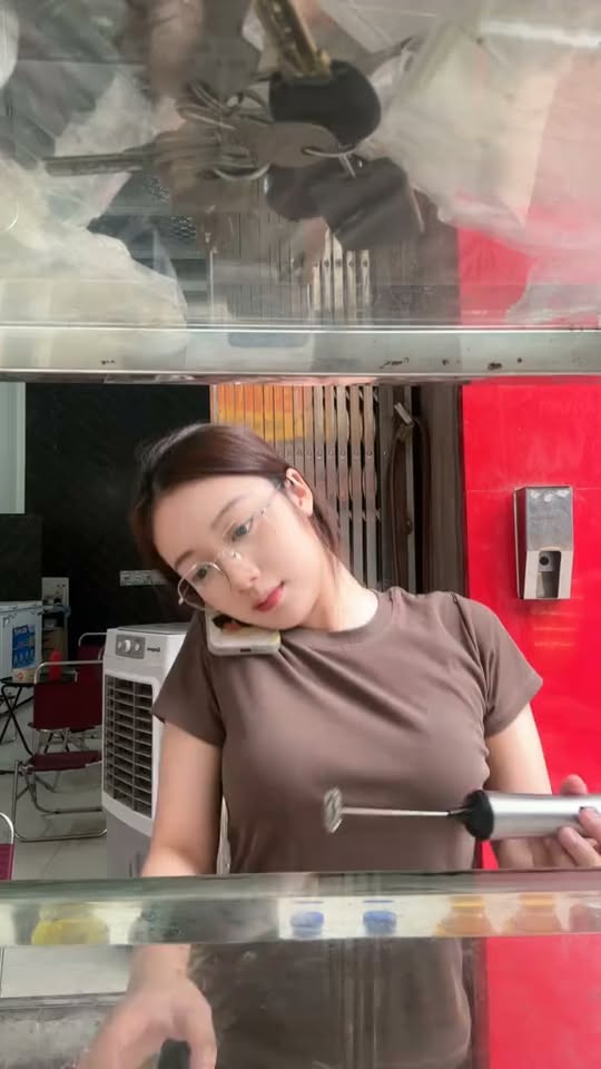 Video viral của hot girl bán bánh mì