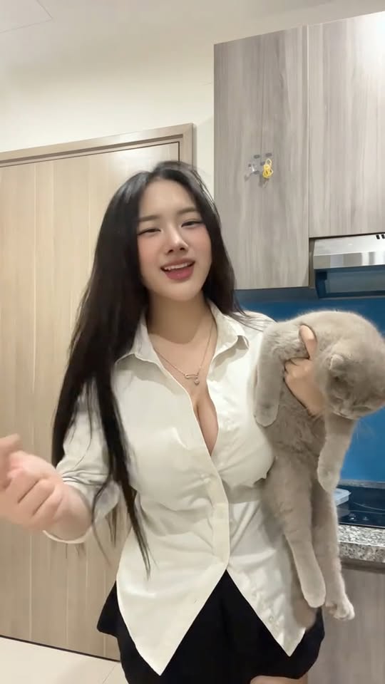 Cộng đồng mạng khen ngợi nhan sắc và cách trình bày nội dung linh hoạt