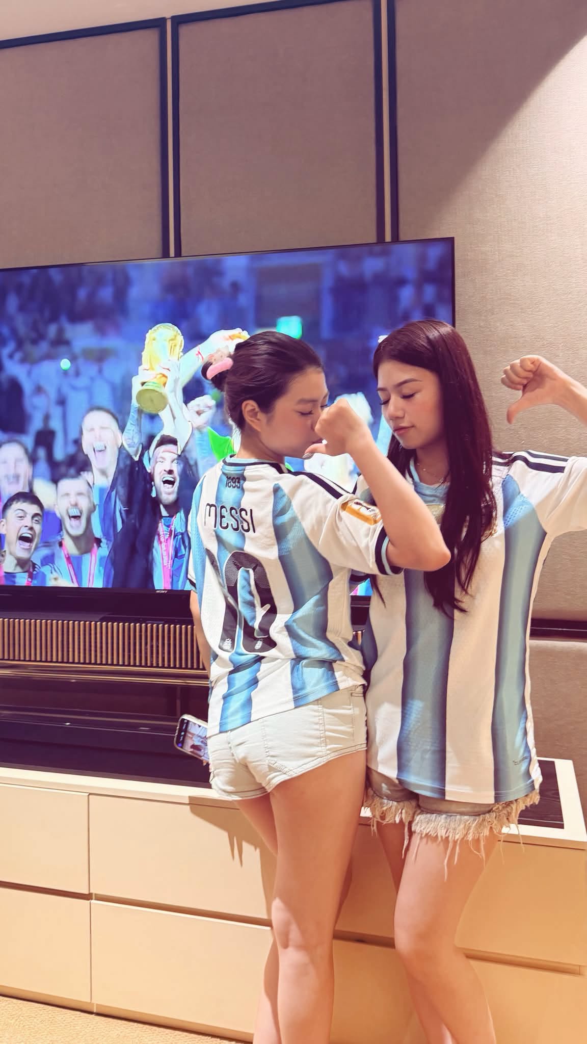Fan girl Hà Linh ăn mừng chiến thắng cùng bạn bè Hà Linh và bạn diện áo đấu Argentina ăn mừng
