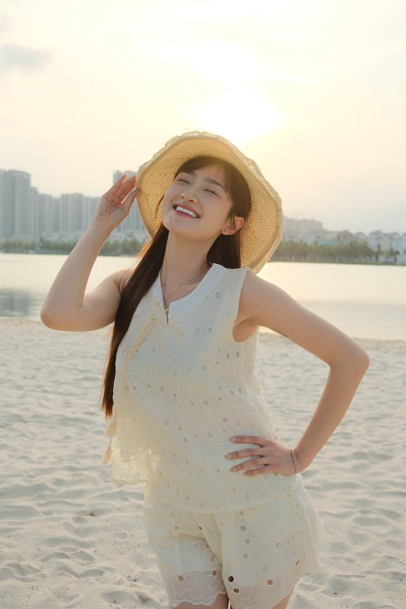 Ngọc Thủy trong bộ ảnh đón hè Nữ diễn viên Ngọc Thủy mặc bikini vàng nhạt tươi sáng