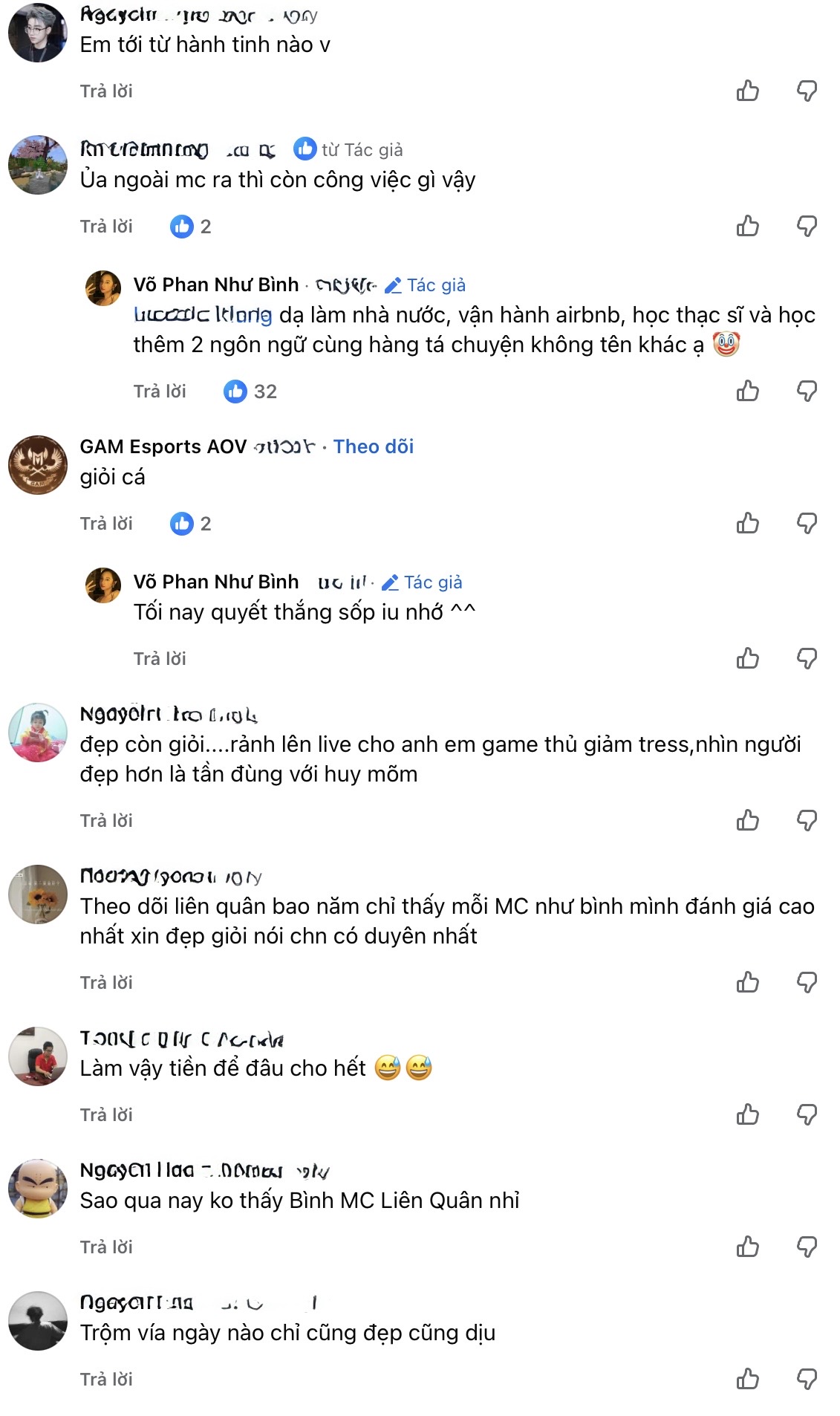 Nữ MC eSports làm việc chăm chỉ