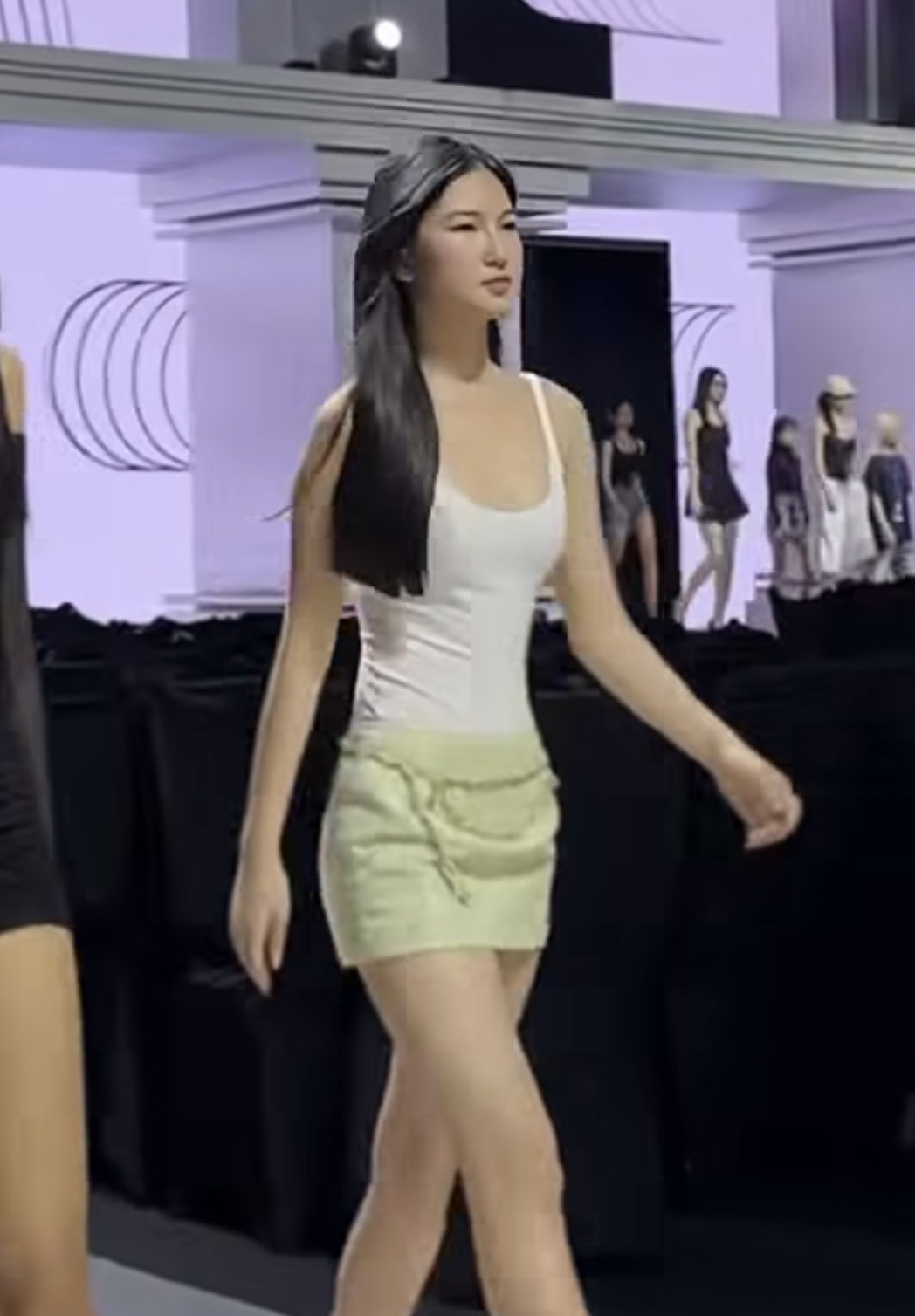Hà Môi catwalk yếu