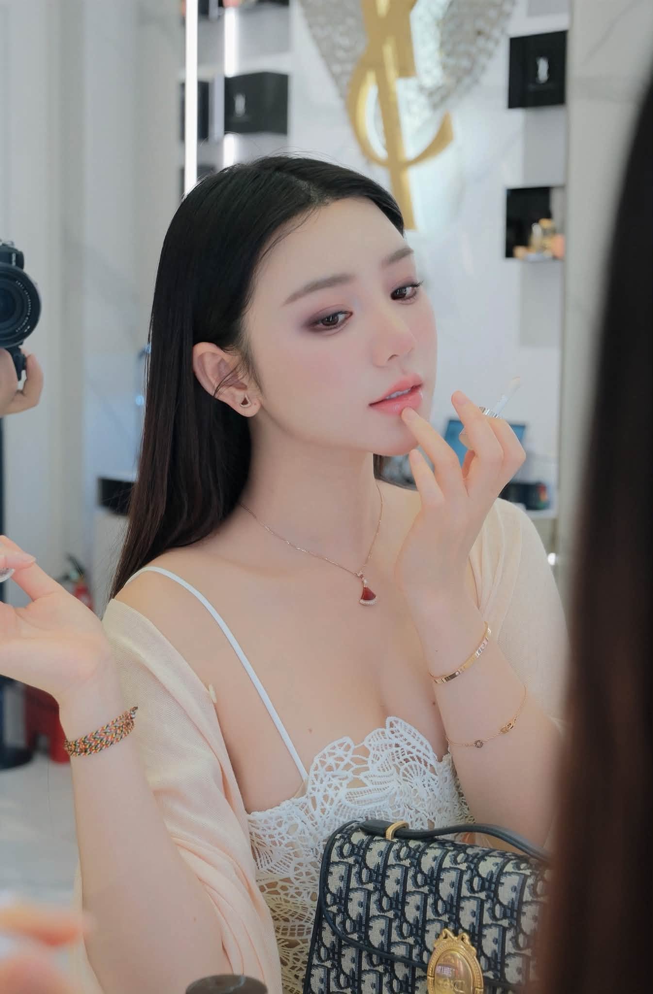 Không cần cầu kỳ, Quỳnh Kool diện áo ren dạo phố cũng đủ thu hút cả triệu ánh nhìn- Ảnh 6. Không cần cầu kỳ, Quỳnh Kool diện áo ren dạo phố cũng đủ thu hút cả triệu ánh nhìn