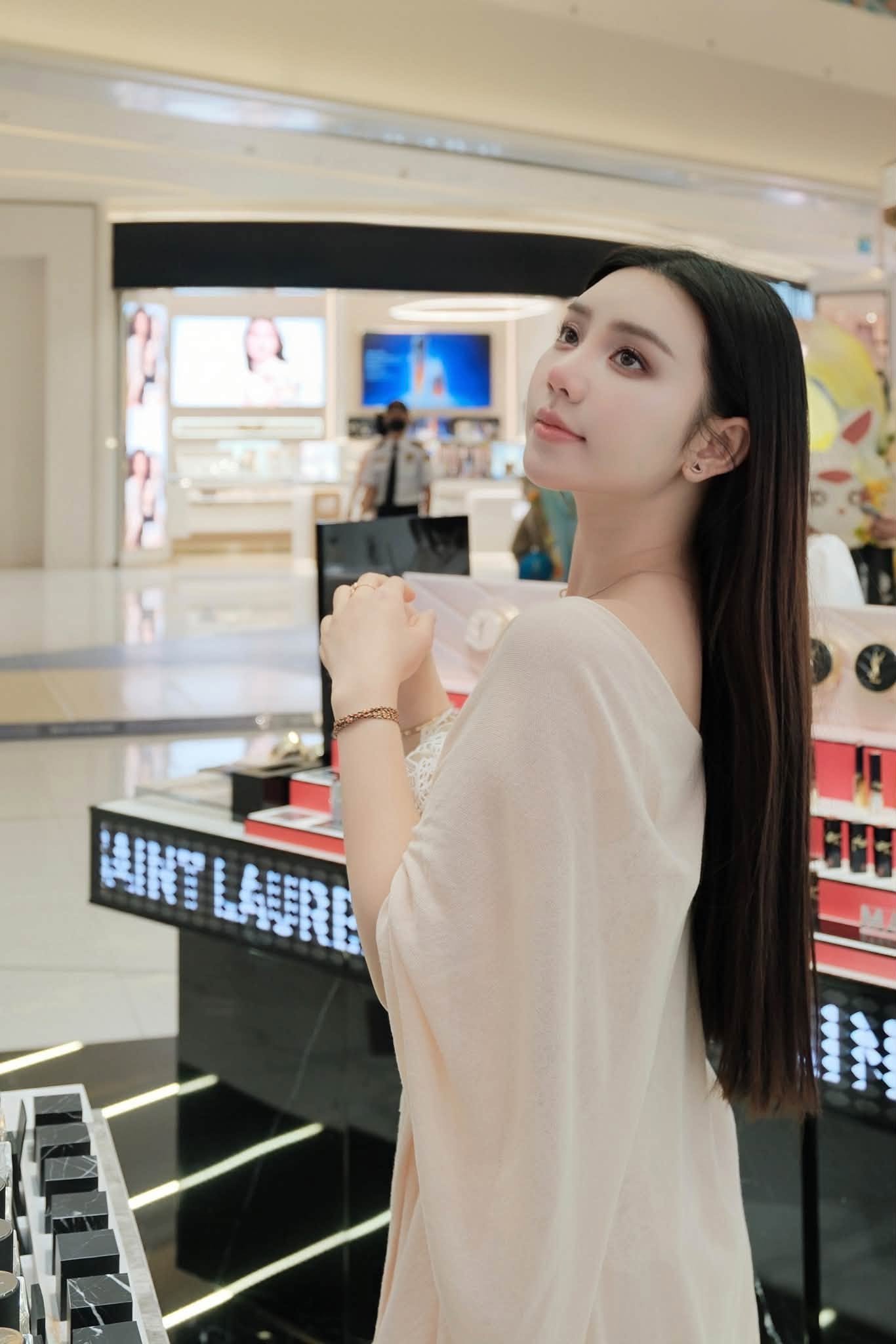 Không cần cầu kỳ, Quỳnh Kool diện áo ren dạo phố cũng đủ thu hút cả triệu ánh nhìn- Ảnh 5. Không cần cầu kỳ, Quỳnh Kool diện áo ren dạo phố cũng đủ thu hút cả triệu ánh nhìn