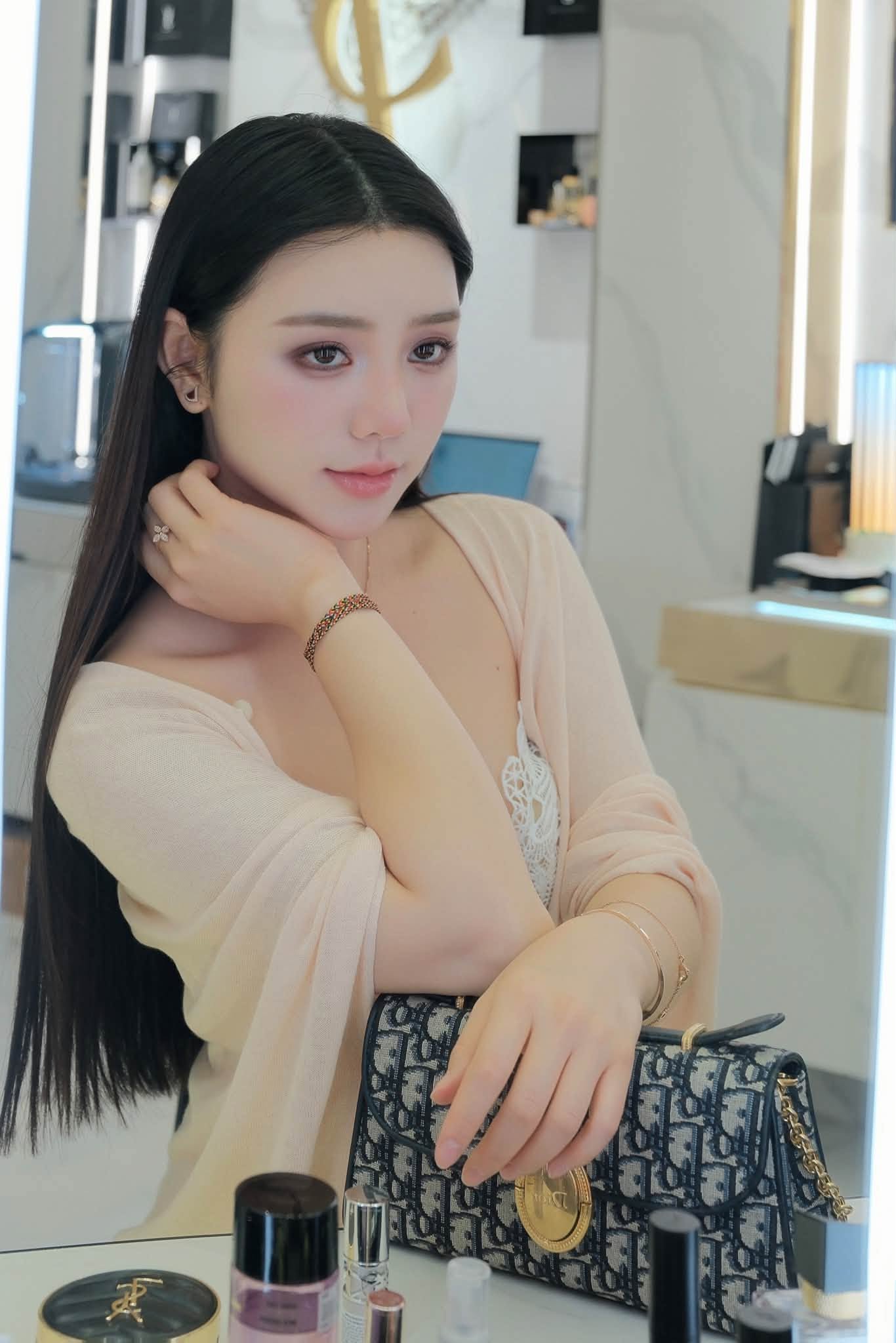 Không cần cầu kỳ, Quỳnh Kool diện áo ren dạo phố cũng đủ thu hút cả triệu ánh nhìn- Ảnh 4. Không cần cầu kỳ, Quỳnh Kool diện áo ren dạo phố cũng đủ thu hút cả triệu ánh nhìn