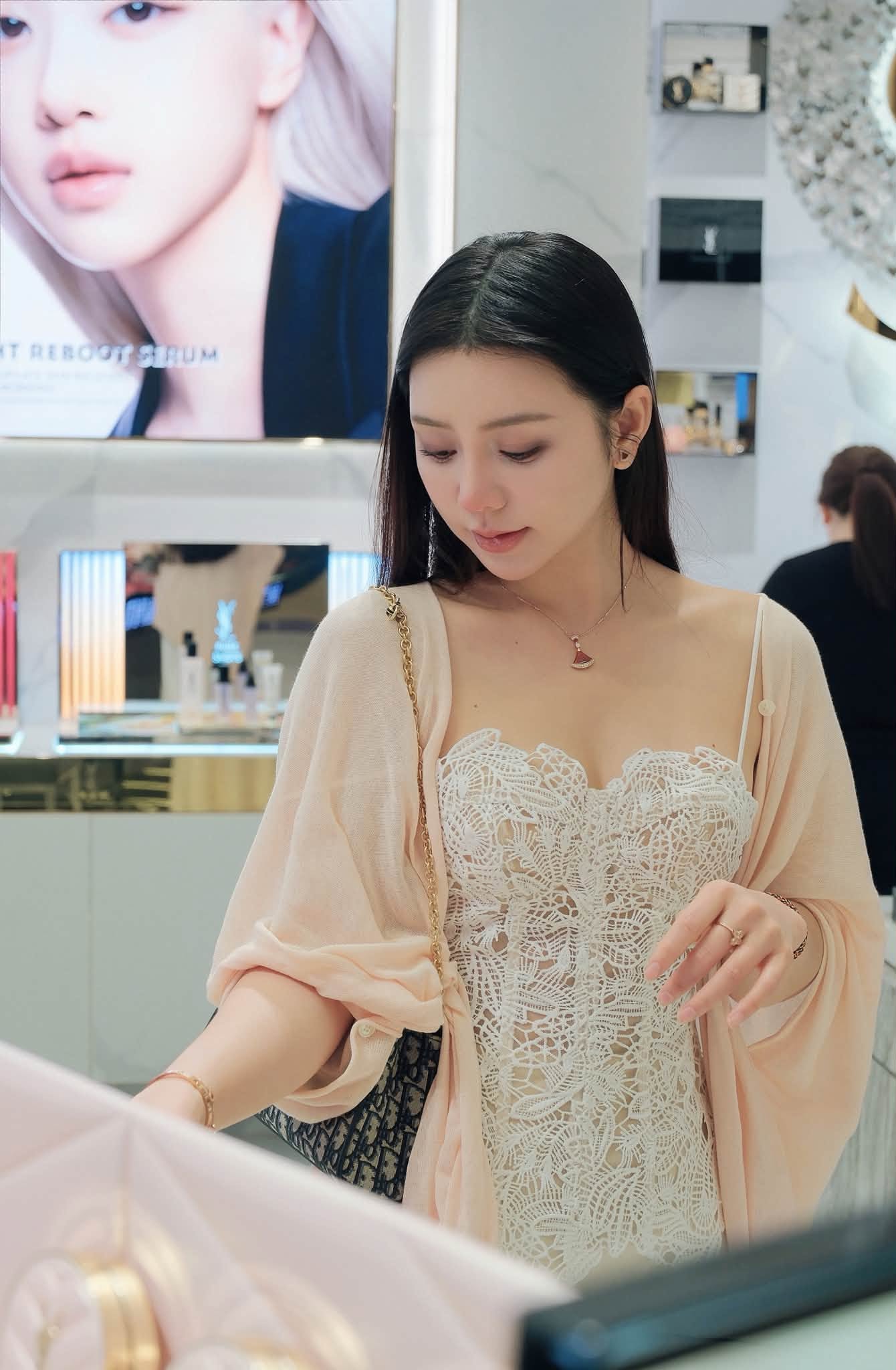 Không cần cầu kỳ, Quỳnh Kool diện áo ren dạo phố cũng đủ thu hút cả triệu ánh nhìn- Ảnh 7. Không cần cầu kỳ, Quỳnh Kool diện áo ren dạo phố cũng đủ thu hút cả triệu ánh nhìn